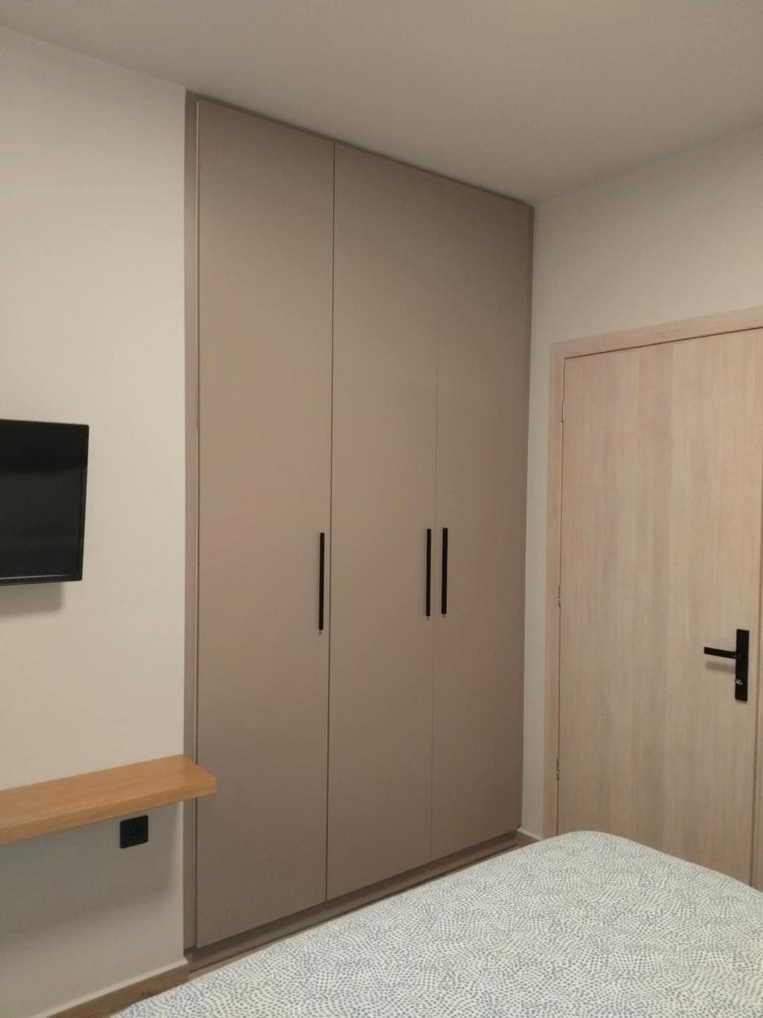 Simple, Calm And Luxurious Apartment Каламата Екстериор снимка